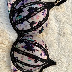 Victoria’s Secret bombshell, push-up bra